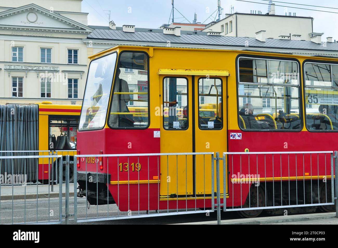 Vieux tram rouge et jaune #1319 desservant Varsovie Tram Line #35, près de Plac Krasińskich, Varsovie, Pologne Banque D'Images