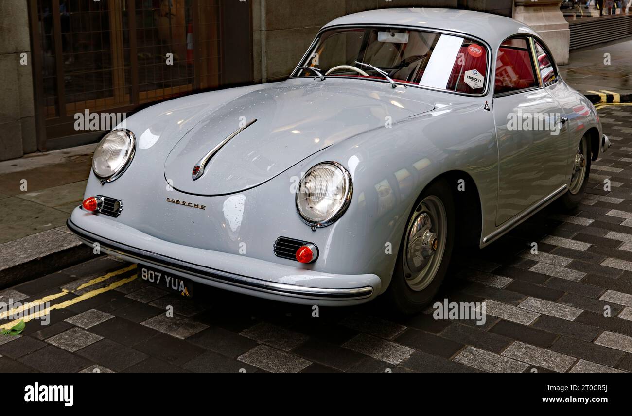 Vue de trois quarts de face d'une Porsche 356 A grise, 1959, au Regents Street Motor Show 2019 Banque D'Images