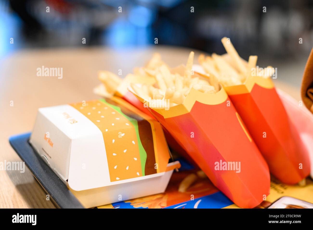 Ivano-Frankivsk, Ukraine, 7 juin 2023 : menu Big Mac préparé et emballé sur la table des visiteurs de McDonald's. Banque D'Images