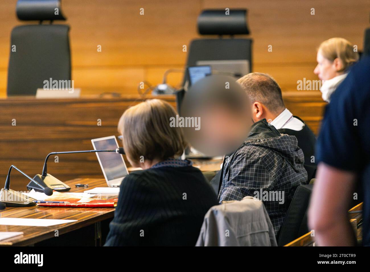 06 octobre 2023, Bade-Württemberg, Fribourg : le défendeur (2e à partir de la gauche) est assis entre un interprète et son avocat. Le Polonais, âgé de 26 ans, aurait mortellement blessé une femme de 89 ans à Herbolzheim à la fin du mois d'octobre 2022 et l'aurait enfermée dans une cave. Dans l’appartement d’un couple très âgé, où il travaillait comme préposé aux soins à domicile depuis le 7 octobre 2022, et où il avait aussi vécu, il aurait placé des bijoux prêts à être volés. Ce faisant, il a été troublé par la victime âgée de 89 ans, qui a pu avertir la police devant le défendeur prétendument bea Banque D'Images