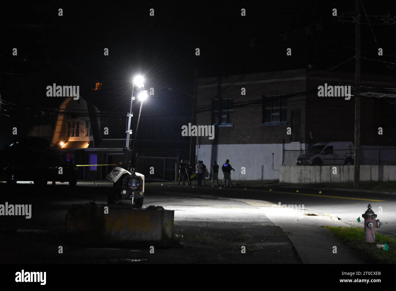 Fair Lawn, États-Unis. 05 octobre 2023. Les enquêteurs du bureau du procureur du comté de Bergen cherchent des preuves sur les lieux du crime. La police de Fair Lawn et le bureau du procureur du comté de Bergen travaillent sur les lieux d'une enquête sur un accident à Fair Lawn, dans le secteur de Wagaraw Road entre Lincoln Avenue et Maple Avenue, les rues ont été fermées pour une enquête sur un accident. Plusieurs policiers ont recueilli des preuves et cherché des indices sur les lieux. Crédit : SOPA Images Limited/Alamy Live News Banque D'Images