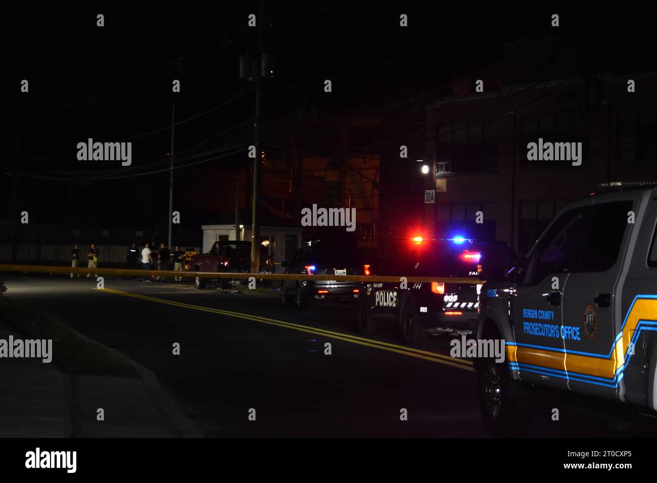 Fair Lawn, États-Unis. 05 octobre 2023. Les enquêteurs du bureau du procureur du comté de Bergen cherchent des preuves sur les lieux du crime. La police de Fair Lawn et le bureau du procureur du comté de Bergen travaillent sur les lieux d'une enquête sur un accident à Fair Lawn, dans le secteur de Wagaraw Road entre Lincoln Avenue et Maple Avenue, les rues ont été fermées pour une enquête sur un accident. Plusieurs policiers ont recueilli des preuves et cherché des indices sur les lieux. (Photo de Kyle Mazza/SOPA Images/Sipa USA) crédit : SIPA USA/Alamy Live News Banque D'Images