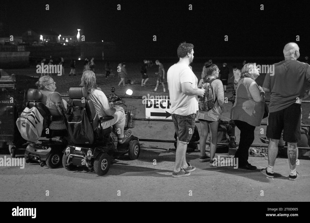 En attendant que les feux d'artifice commencent sur le front de mer de Scarborough la nuit Banque D'Images