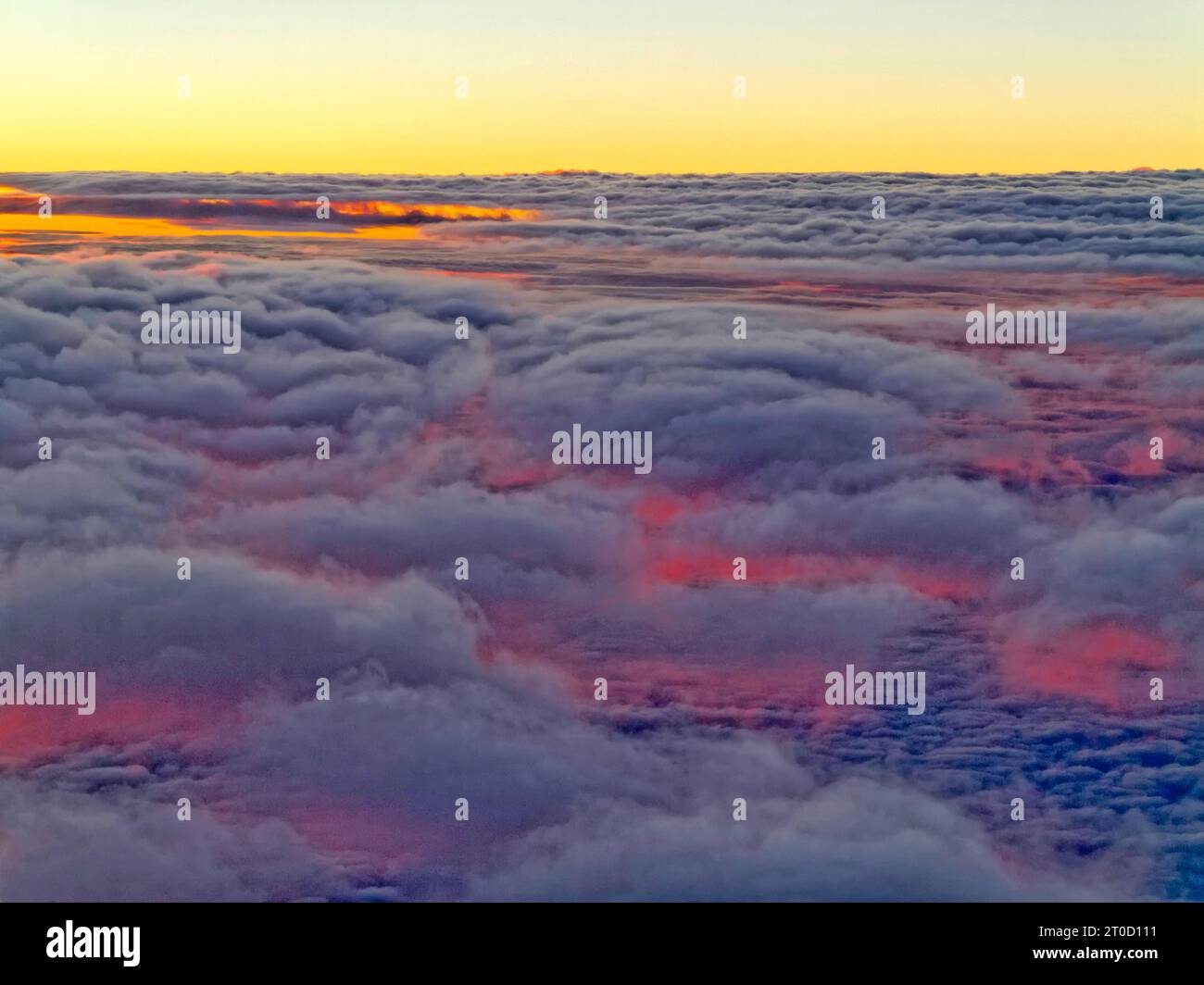 Coucher de soleil, soir rouge au-dessus des nuages, Allemagne Banque D'Images