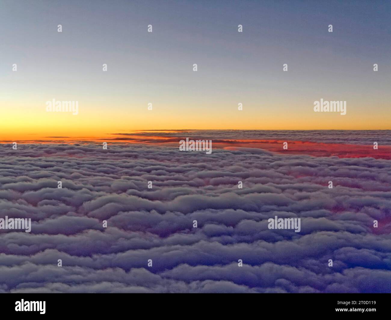 Coucher de soleil, soir rouge au-dessus des nuages, Allemagne Banque D'Images