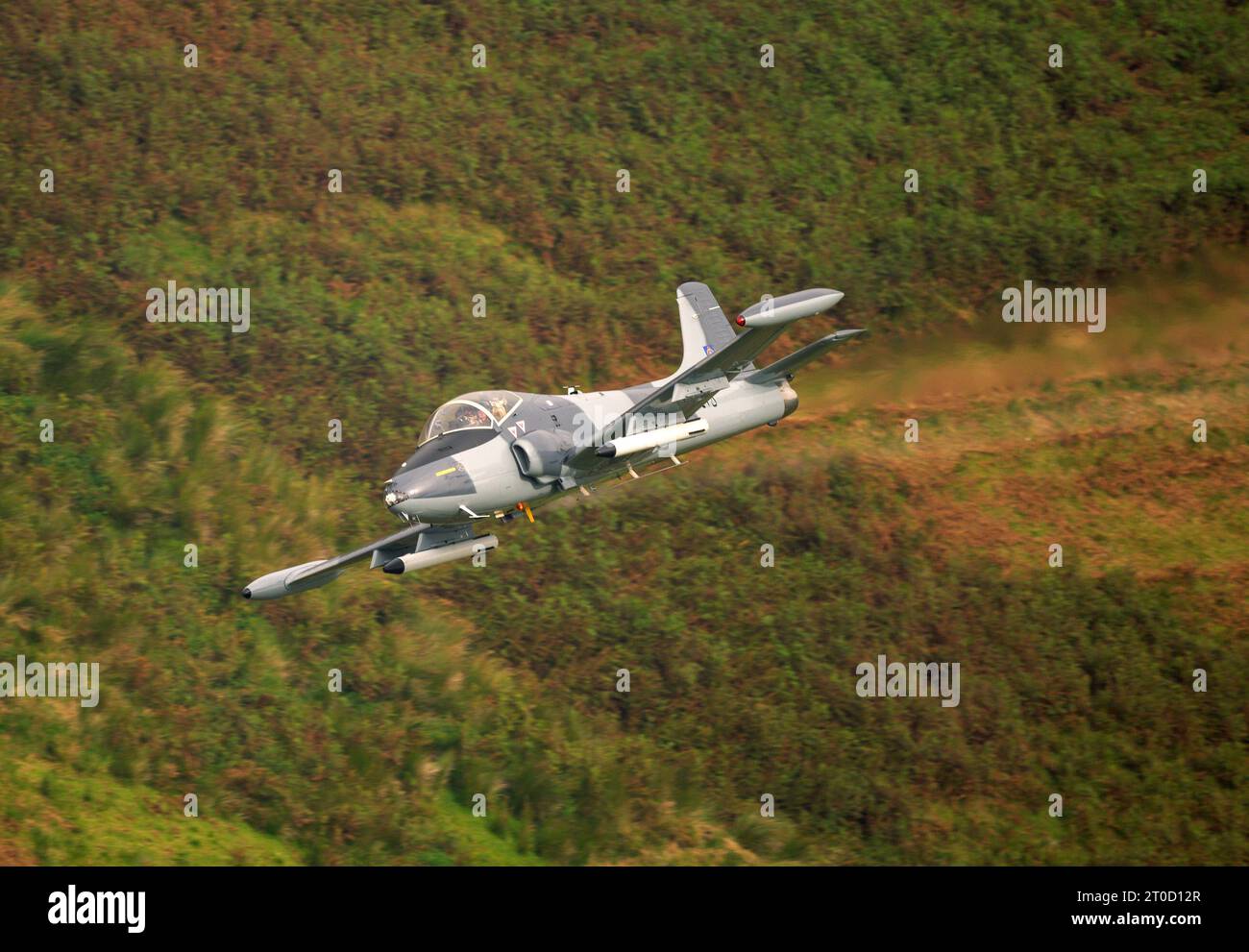 BAE Strikemaster volant à basse altitude dans la boucle de Mach, LFA7 au pays de Galles Banque D'Images