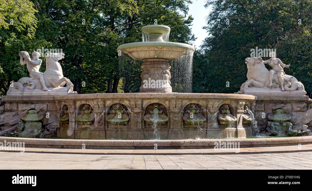 Wittelsbacherbrunnen, fontaine monumentale Wittelsbacher par Adolf von Hildebrand, allégorie sur le pouvoir destructeur et le pouvoir créateur de l'eau Banque D'Images