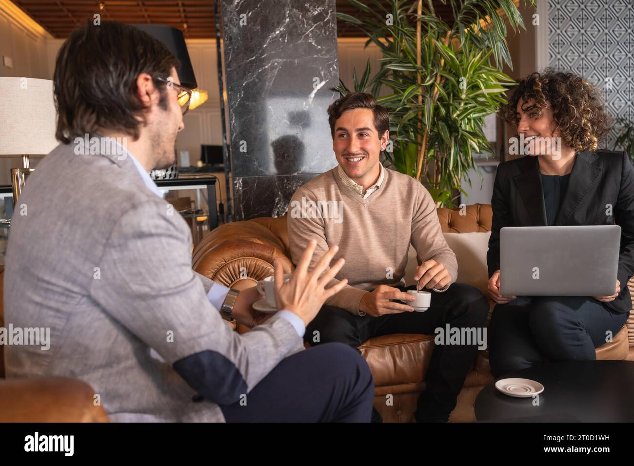 Les gens d'affaires dans une réunion détendue dans une cafétéria d'un hôtel Banque D'Images