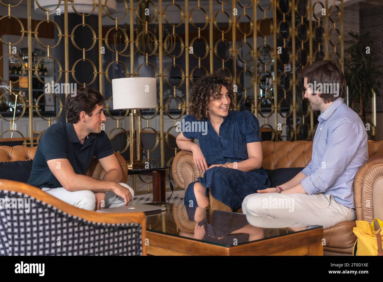 Les gens d'affaires décontractés parlent détendus dans le hall d'un hôtel Banque D'Images