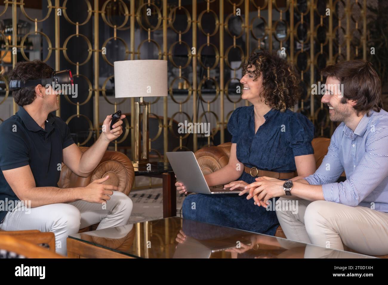 Collègues utilisant des lunettes de réalité virtuelle lors d'une réunion dans un hôtel Banque D'Images