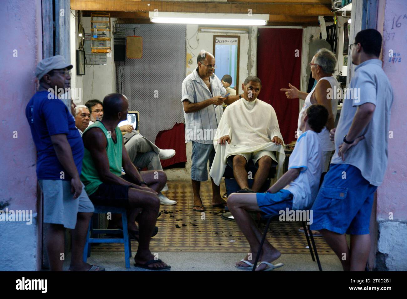 Hommes dans un salon de coiffure local, Cachoeira, Bahia, Brésil. Banque D'Images