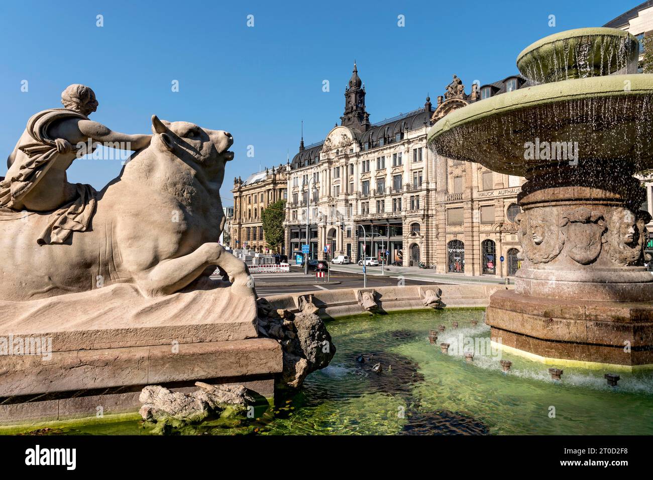 Wittelsbacherbrunnen, monumentale fontaine Wittelsbach par Adolf von Hildebrand, sculpture d'une Amazonie sur taureau, néo-classicisme, Haus Bernheimer Banque D'Images