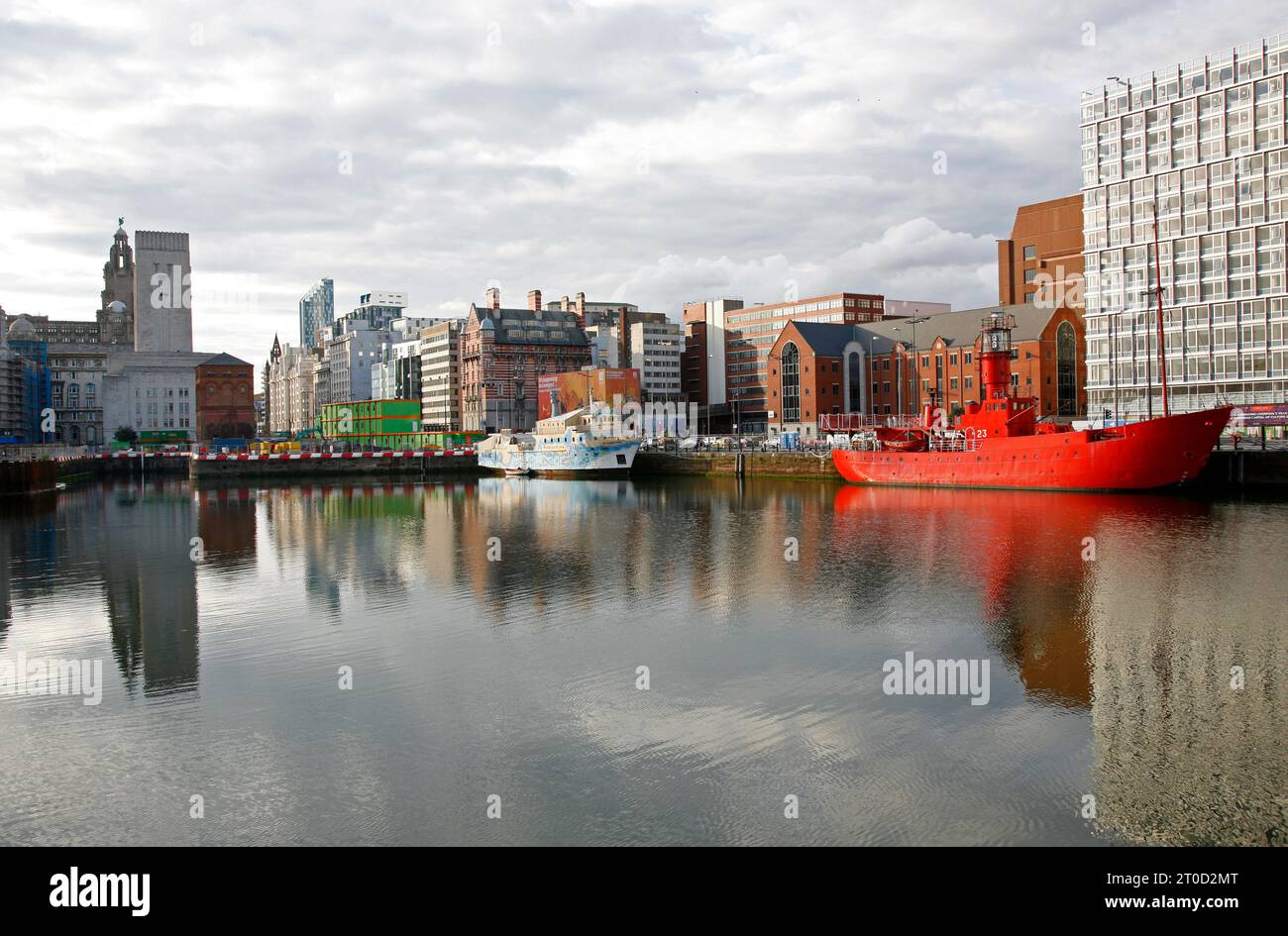 Le bateau léger rouge au quai de conserve à côté du quai Albert avec le bâtiment du foie en arrière-plan, Liverpool, Angleterre, Royaume-Uni Banque D'Images