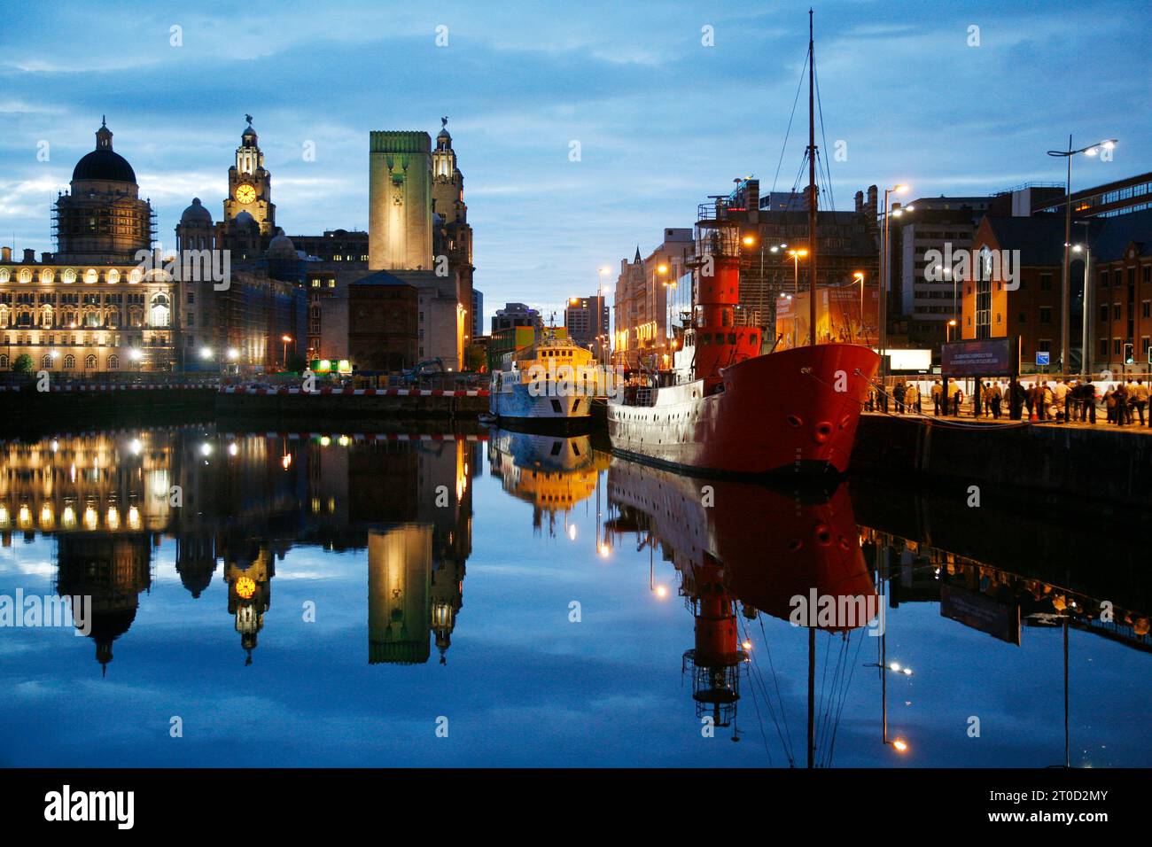 Le bateau léger rouge au quai de conserve à côté du quai Albert avec le bâtiment du foie en arrière-plan, Liverpool, Angleterre, Royaume-Uni Banque D'Images