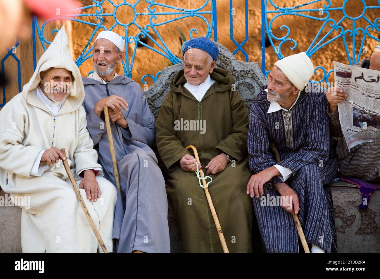 Des hommes âgés assis sur la place Plaza uta el hammam à Chefchaouen, région montagneuse du RIF, Maroc. Banque D'Images