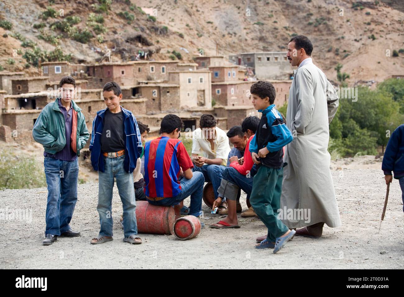 Adolescents jouant aux cartes dans un village dans les montagnes de l'Atlas, Maroc. Banque D'Images