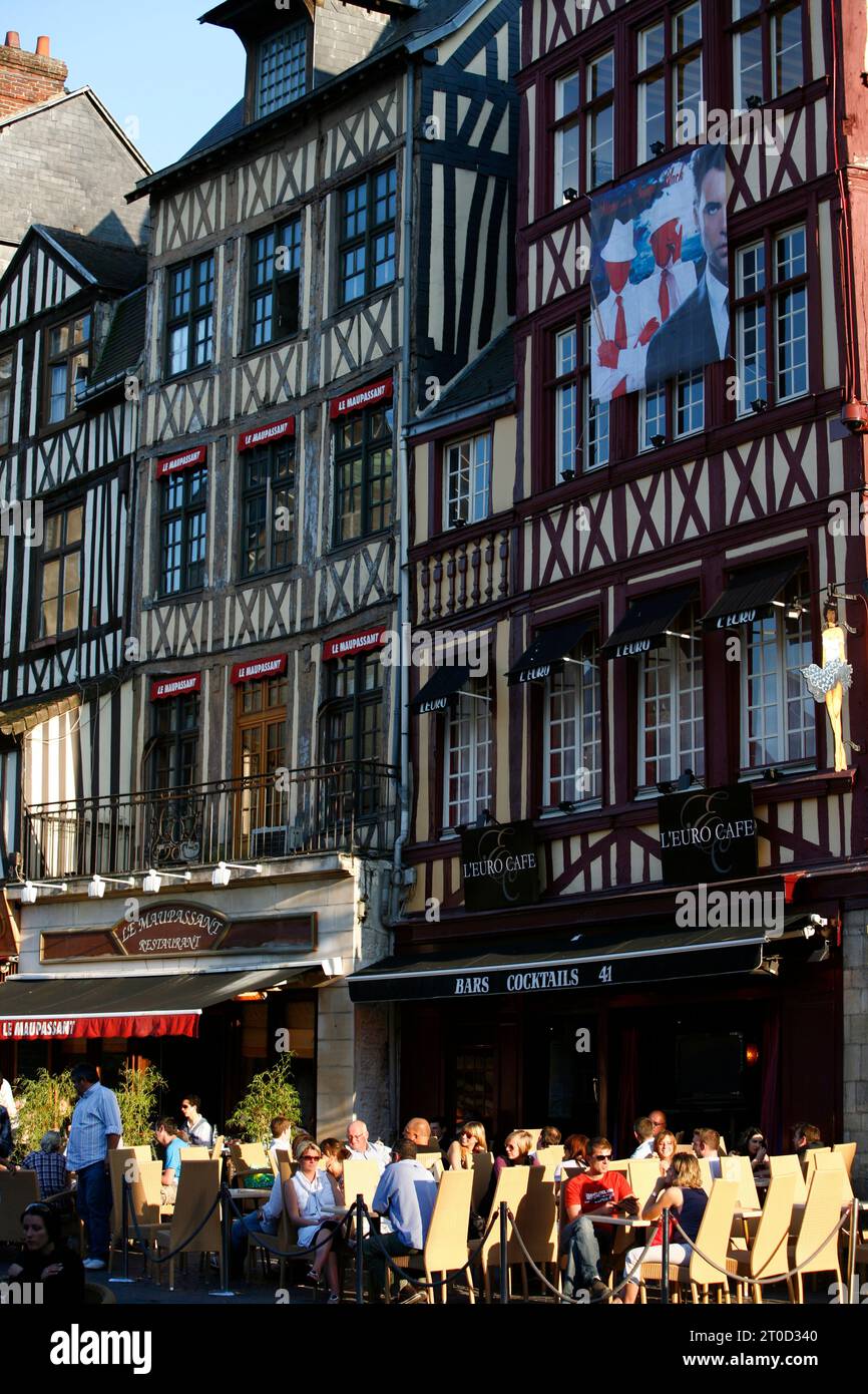 Restaurants et maisons à colombages sur la place du Vieux Marche à Rouen, Normandie, France. Banque D'Images