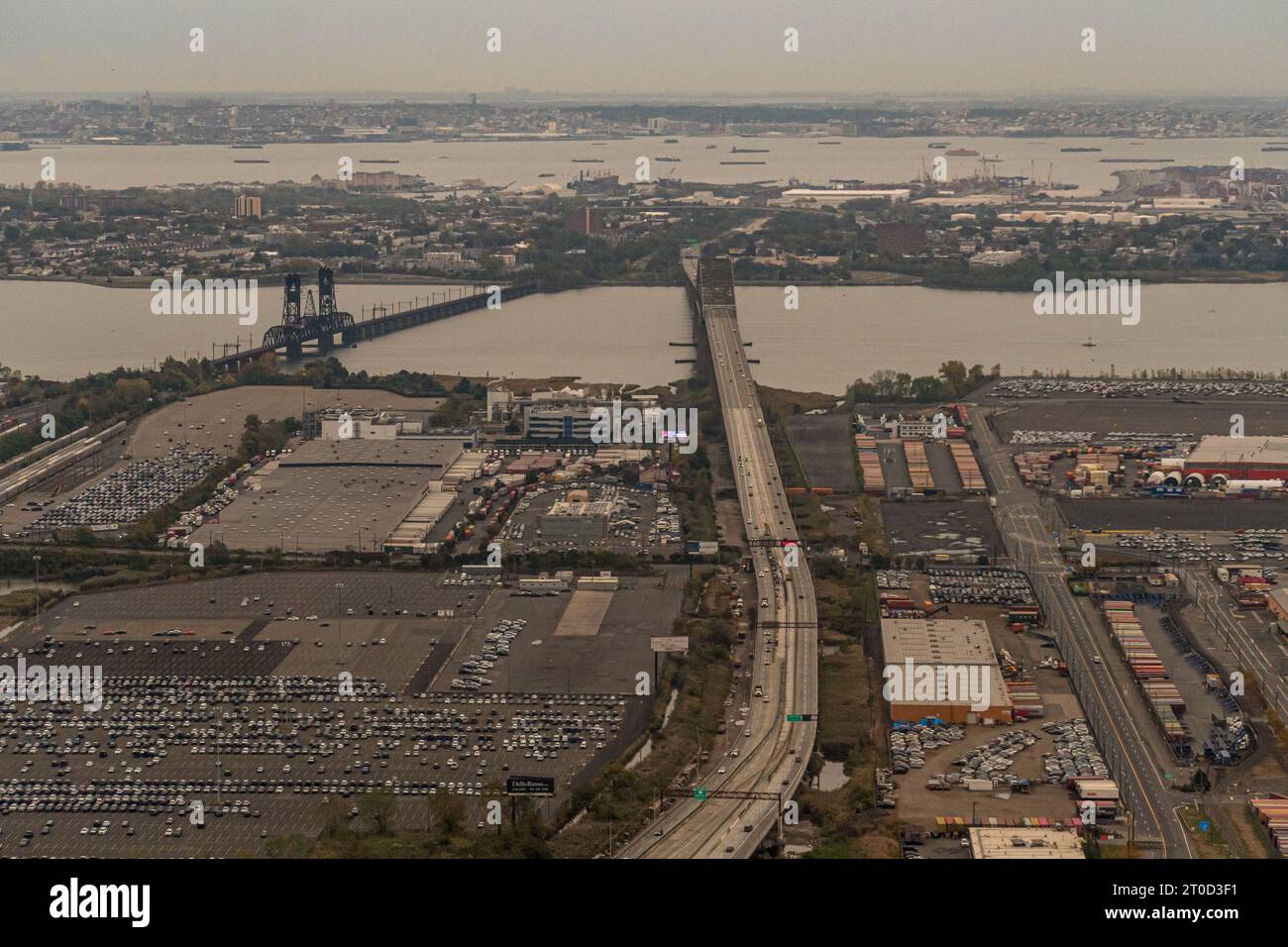 Vue aérienne du Newark Bay Bridge et du Railroad Bridge Banque D'Images