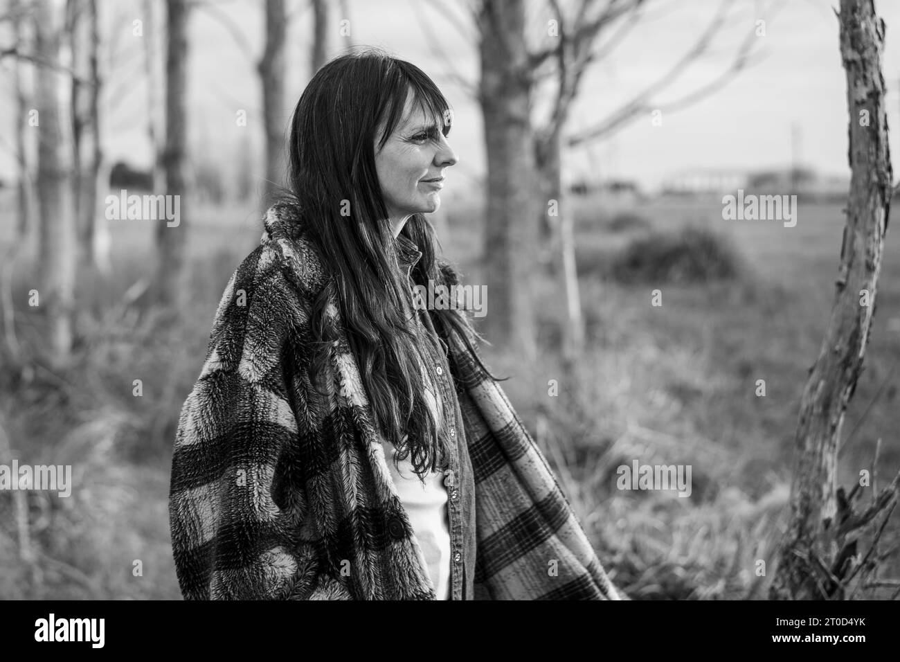 Balck et portrait blanc d'une femme adulte moyenne à la campagne Banque D'Images