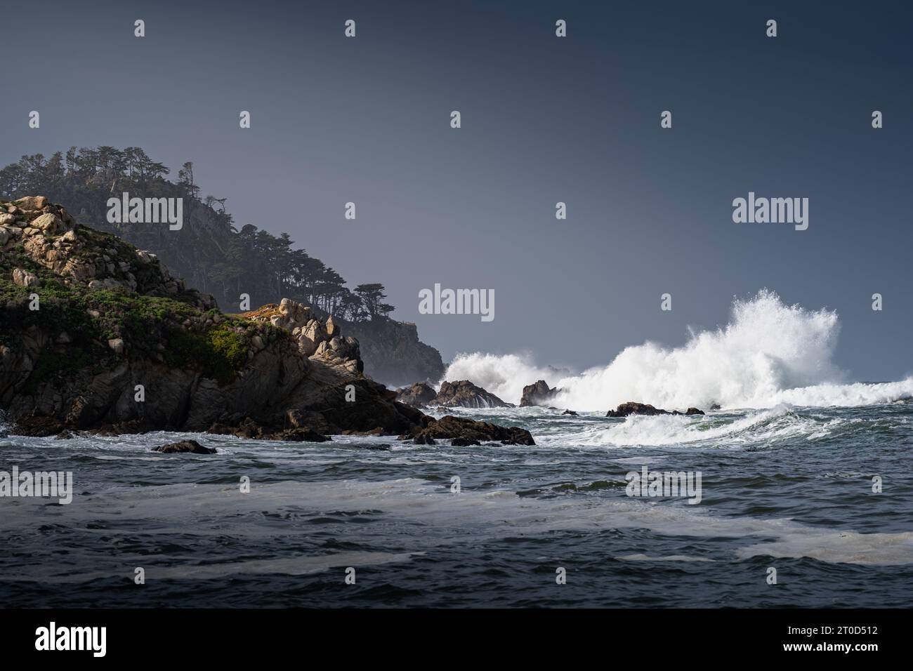 Les grosses vagues s'écrasent contre la côte sauvage de Californie Banque D'Images