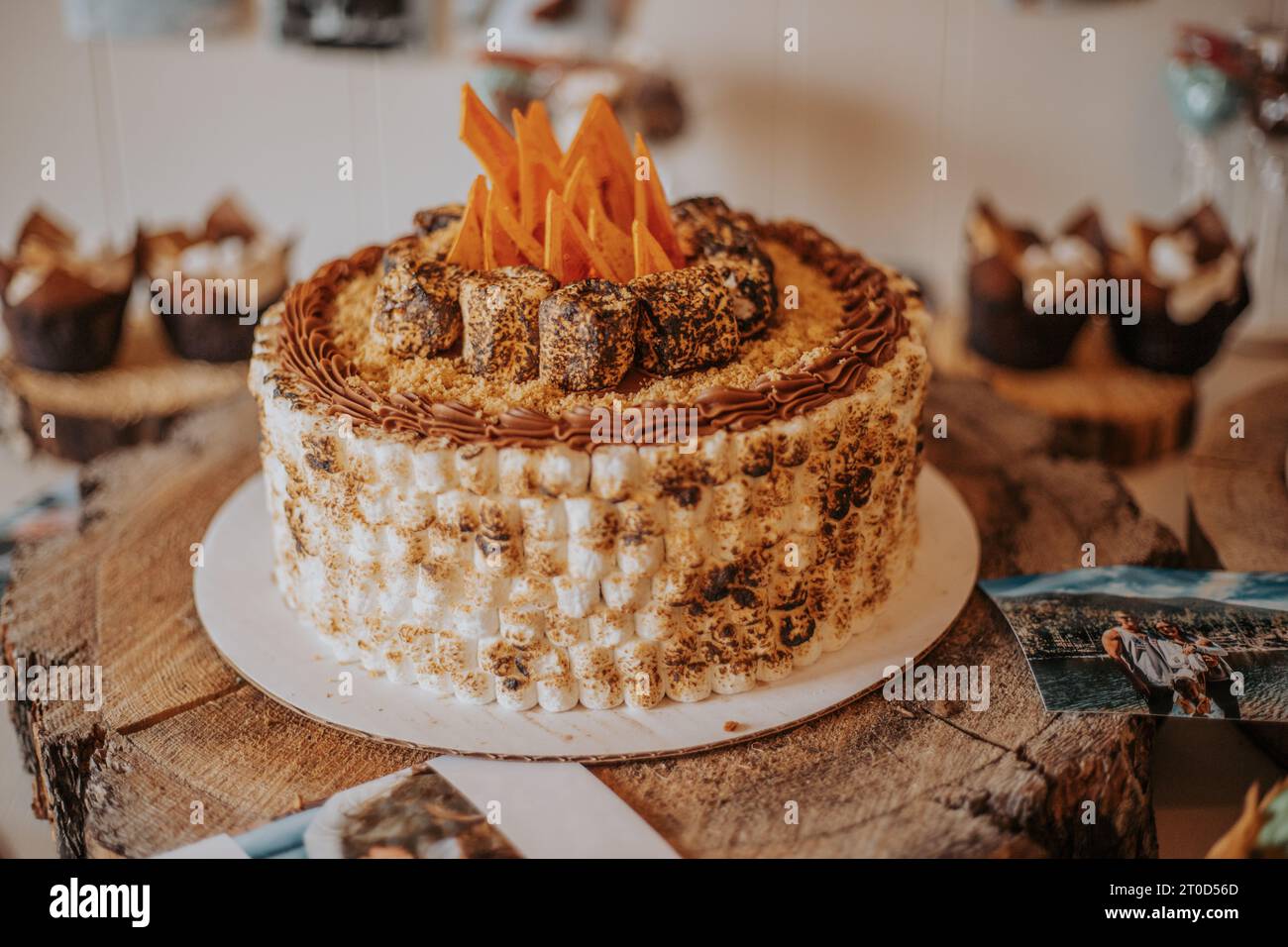 Table du désert pour enfants décorée d'un gâteau d'anniversaire avec feu de camp Banque D'Images