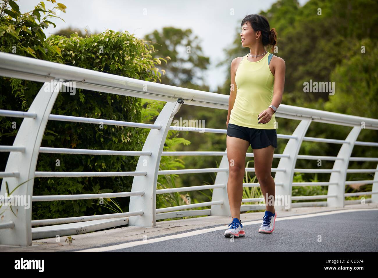 jeune femme asiatique joggeuse marchant relaxant se reposant dans le parc de la ville Banque D'Images