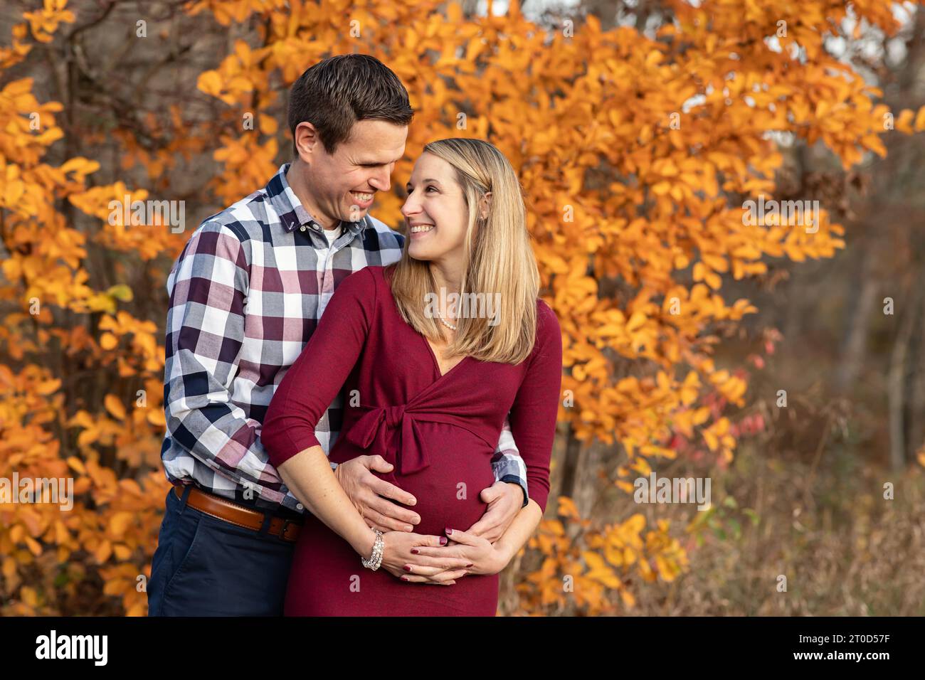 Photo d'automne de parents enthousiastes pour la première fois à se sourire les uns aux autres Banque D'Images