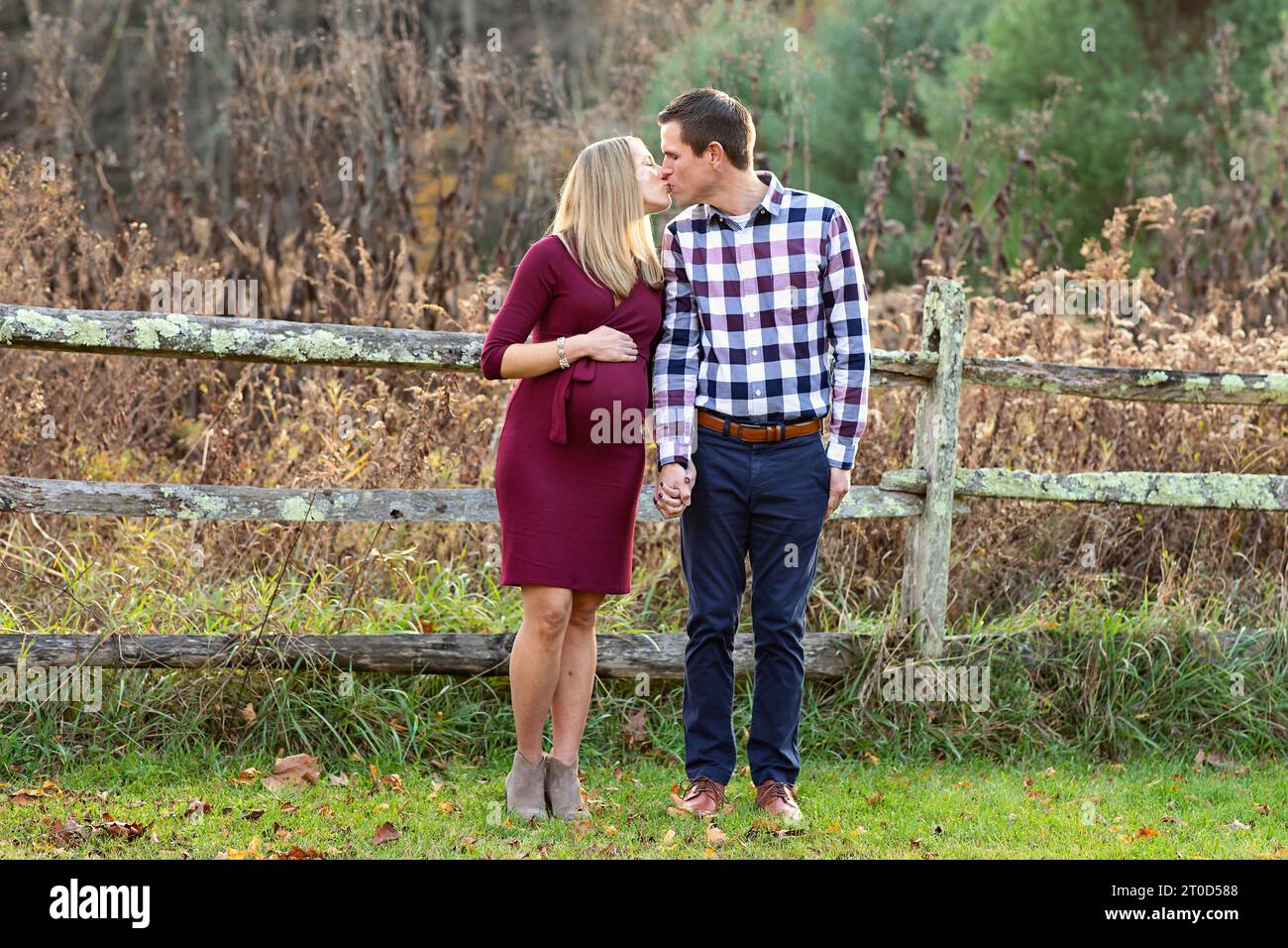 Photo de maternité du mari et de la femme s'embrassant ; à l'extérieur Banque D'Images