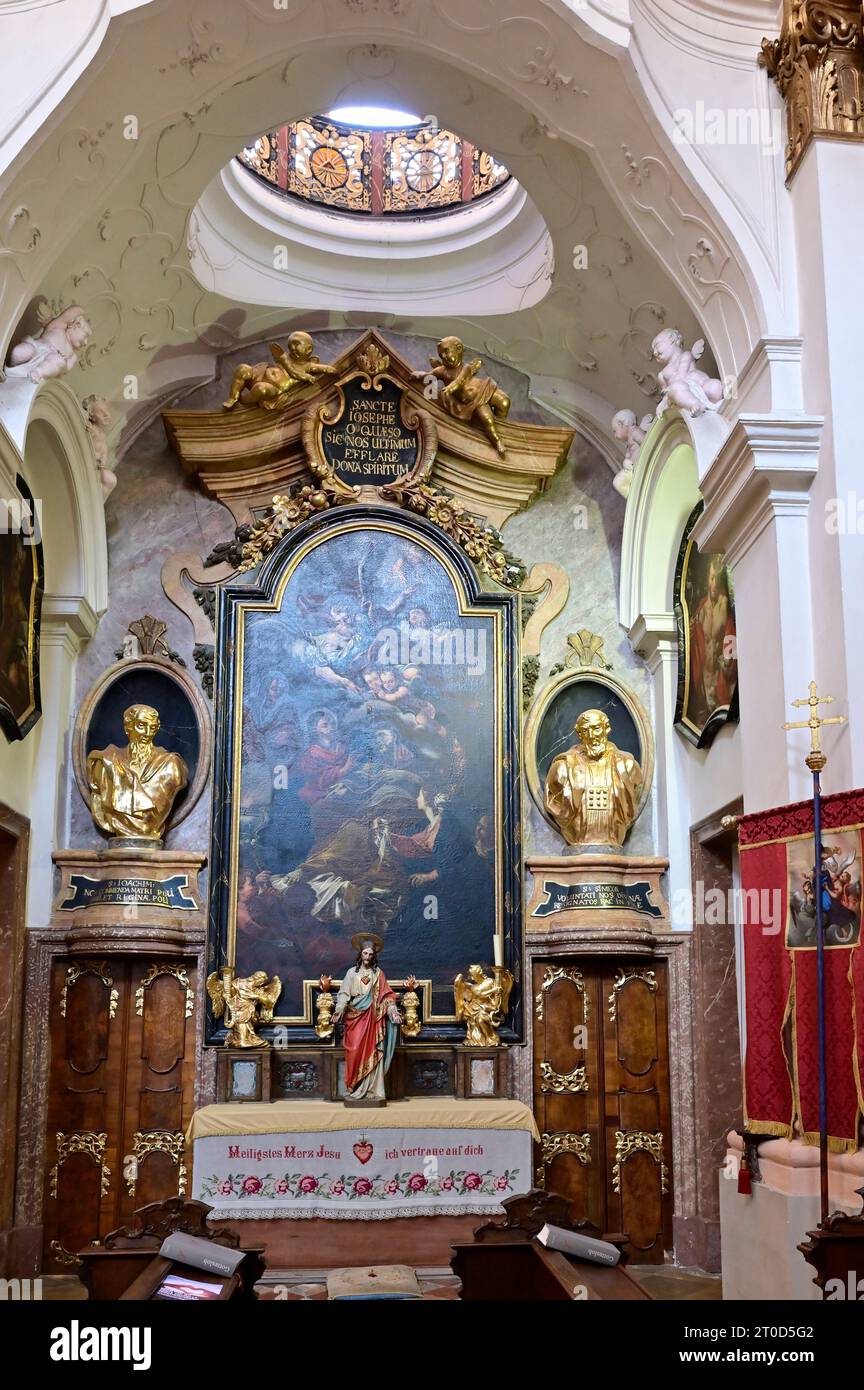 Dürnstein, Basse-Autriche, Autriche. Vue intérieure de la collégiale. Statue de Jésus devant un tableau historique Banque D'Images