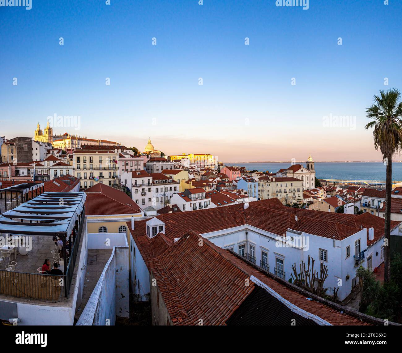 Photo panoramique sur la vieille ville de Lisboa au Portugal au lever du soleil Banque D'Images