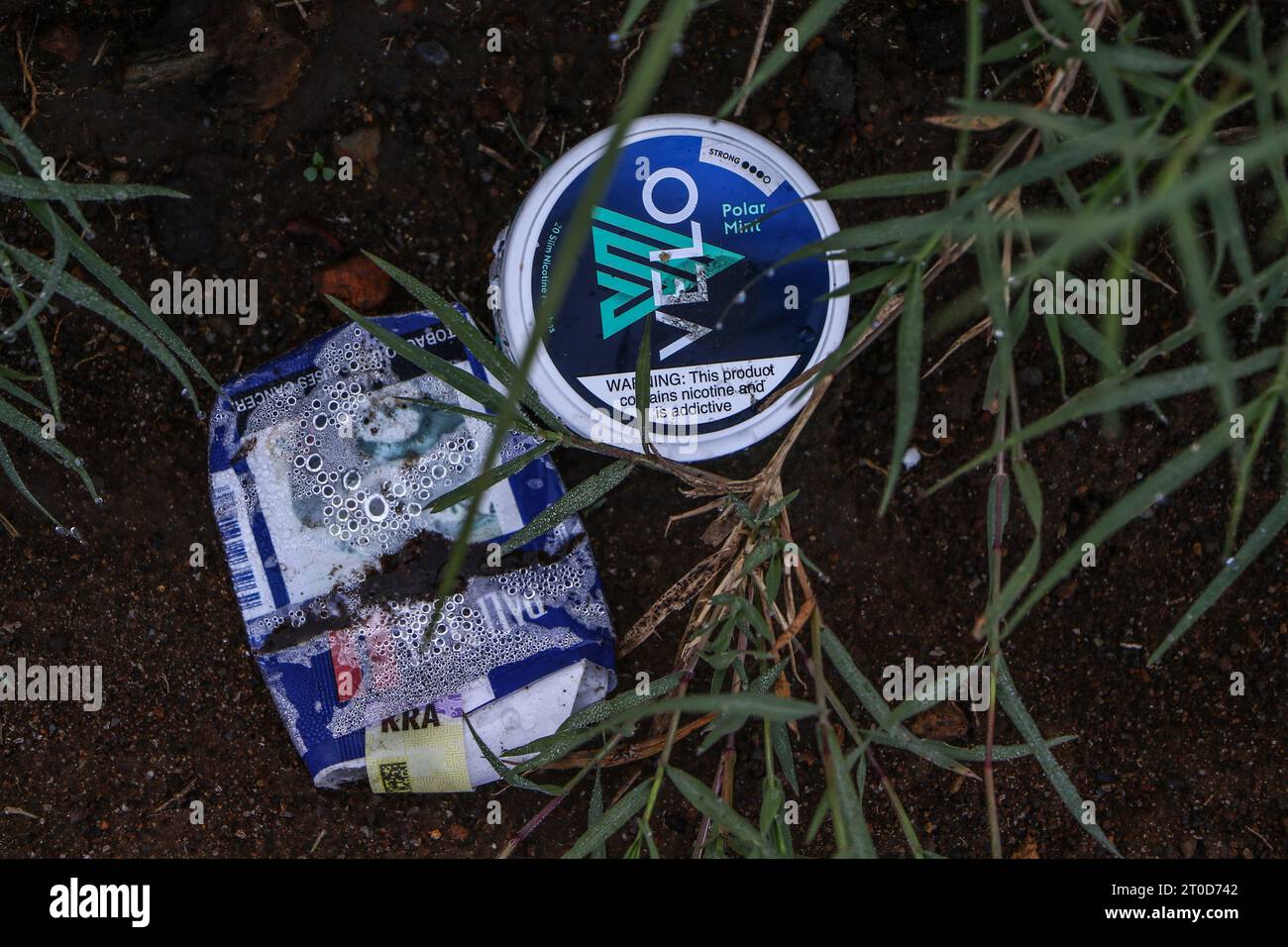 Nakuru, Kenya. 06 octobre 2023. Un contenant en plastique jeté de la marque British American Tobaccoís (BAT) Velo de nicotine est vu à côté d'un paquet de cigarettes. Le Parlement kenyan débat de l'imposition d'une interdiction de la marque Velo de sachets de nicotine fabriqués en Hongrie par British American Tobacco, avec des préoccupations découlant de la dépendance à la substance et des effets nocifs potentiels sur la santé des utilisateurs. Crédit : SOPA Images Limited/Alamy Live News Banque D'Images