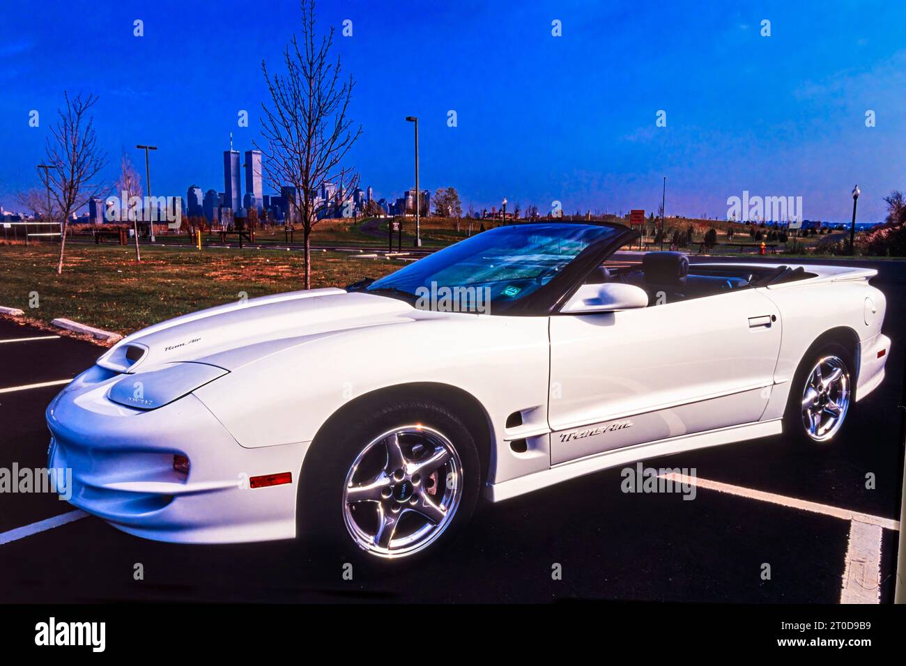 Blanc Pontiac Firebird Trans Am 1999 cabriolet, série 4, garé devant le World Trade Centre Skyline, New York, États-Unis Banque D'Images