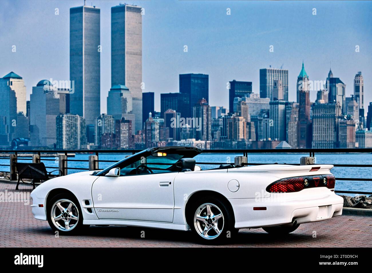 Blanc Pontiac Firebird Trans Am 1999 cabriolet, série 4, garé devant le World Trade Centre Skyline, New York, États-Unis Banque D'Images