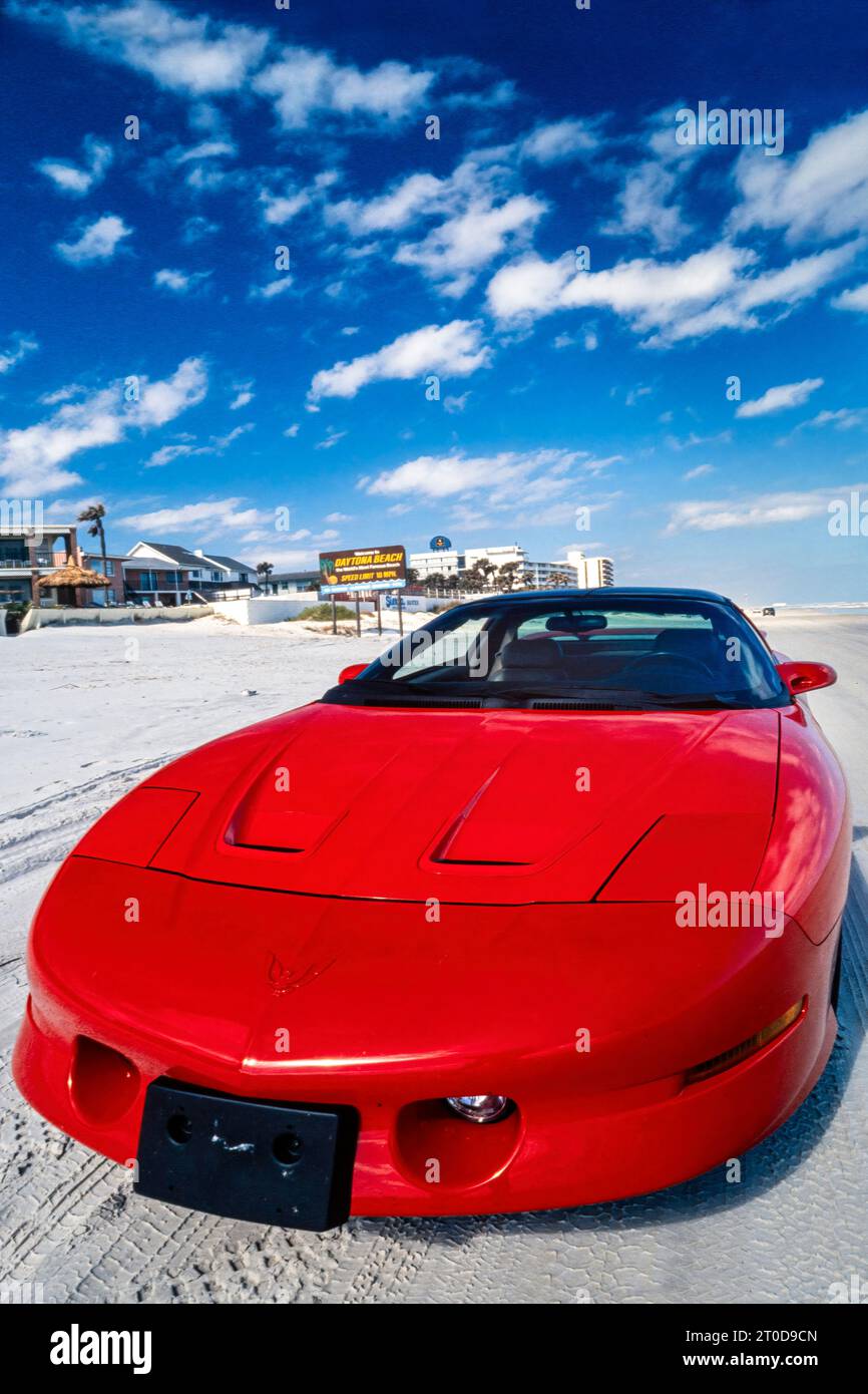 Red Pontiac Firebird Trans Am 1995 série 4 modèle garé sur le sable à Daytona Beach, Floride, États-Unis Banque D'Images