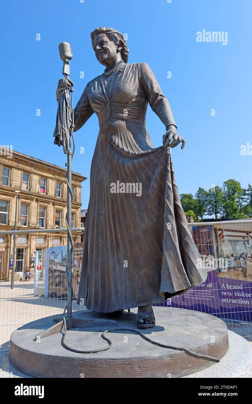 Statue de Gracie Fields commémorant le chanteur par Sean Hedges-Quinn en 2016, Rochdale, Greater Manchester, Angleterre, Royaume-Uni, OL16 1LL Banque D'Images