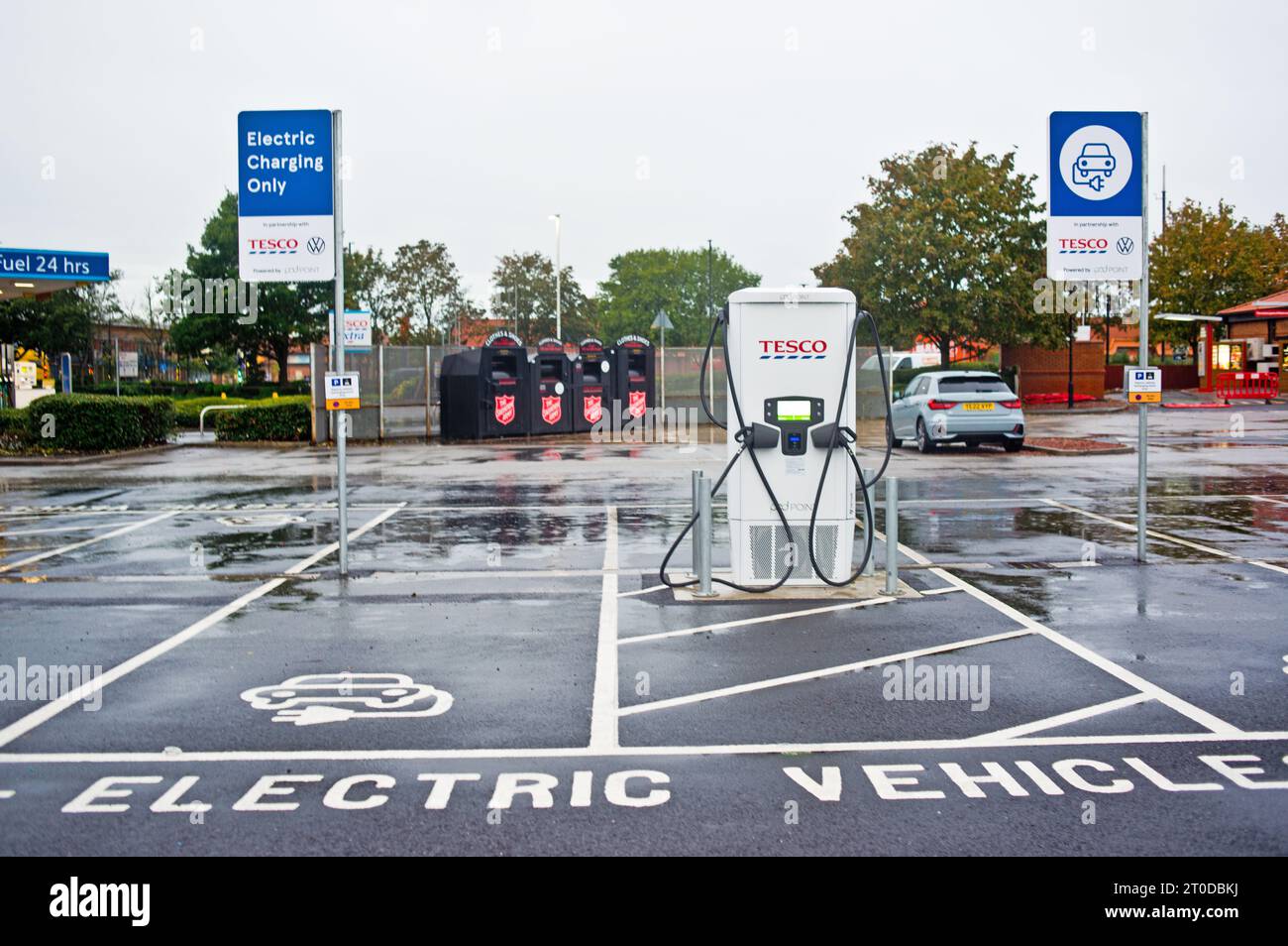 Points de recharge pour voitures électriques Tesco, Cliifton Retail Park, York, Angleterre Banque D'Images