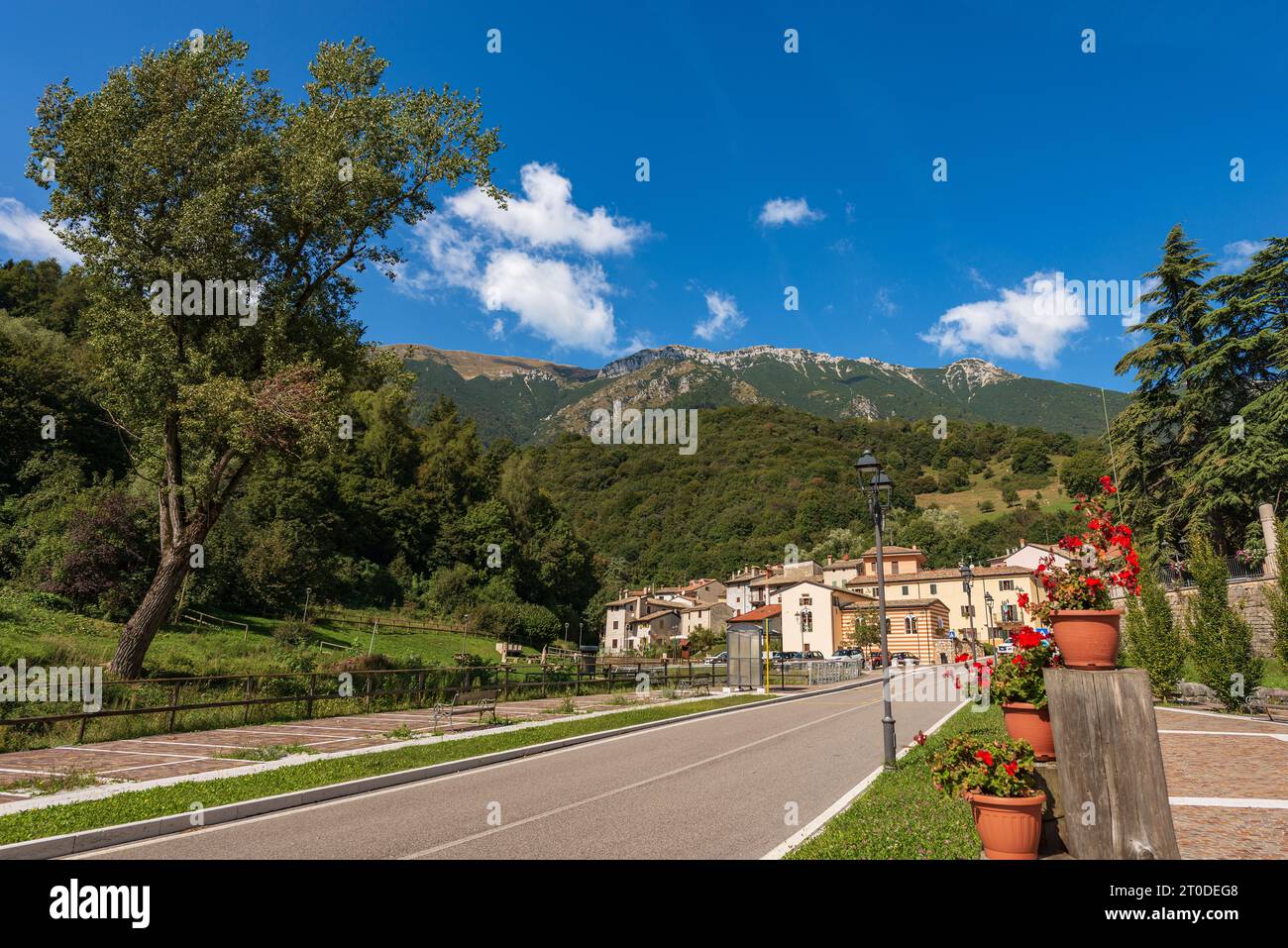 Montagne de Baldo (Monte Baldo) en été, côté est, vu depuis le petit village de Ferrara di Monte Baldo, province de Vérone. Chaîne de montagnes entre le lac Banque D'Images