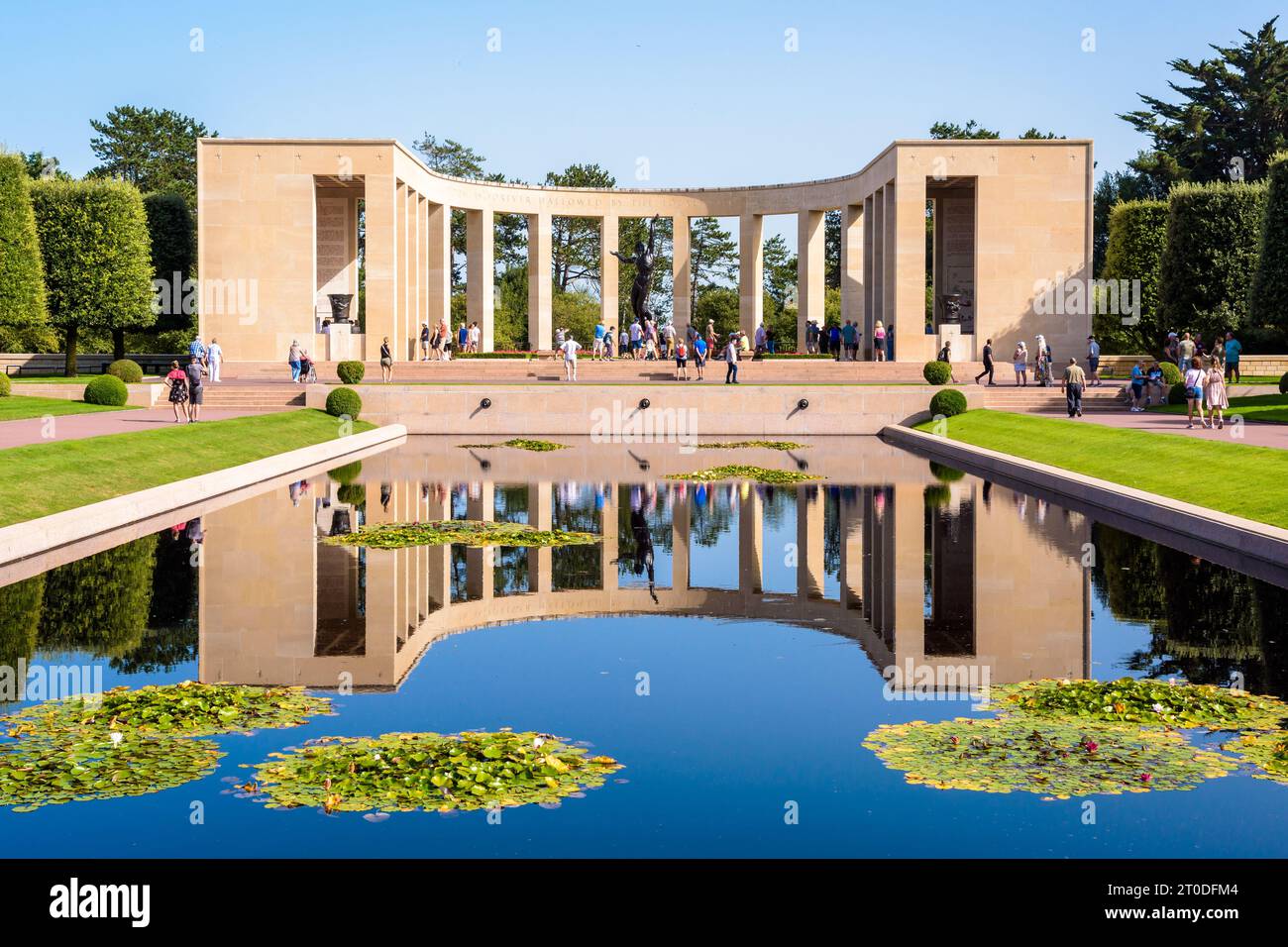Mémorial dans le cimetière américain de Normandie à Colleville-sur-Mer, un cimetière militaire de la Seconde Guerre mondiale près de la plage d'Omaha, miroir dans le bassin réfléchissant. Banque D'Images