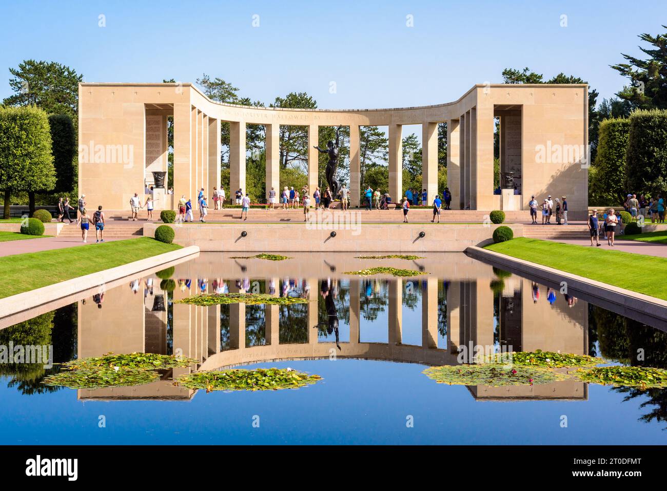 Mémorial dans le cimetière américain de Normandie à Colleville-sur-Mer, un cimetière militaire de la Seconde Guerre mondiale près de la plage d'Omaha, miroir dans le bassin réfléchissant. Banque D'Images