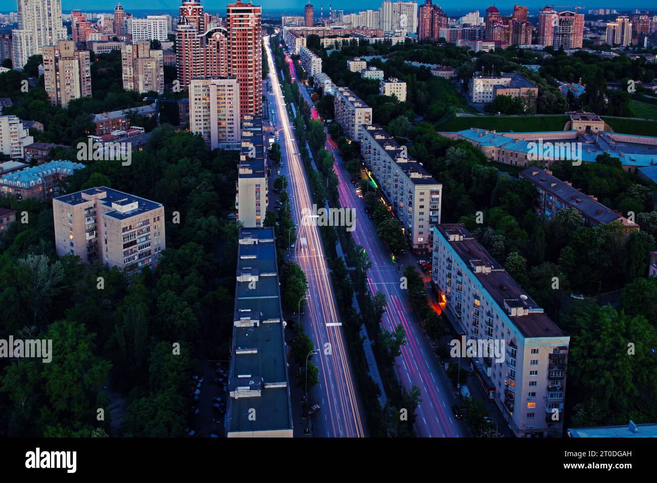 Soirée Kyiv centre avec sentiers de circulation nocturne, avenue, gratte-ciel et vieille forteresse, vue d'en haut Banque D'Images