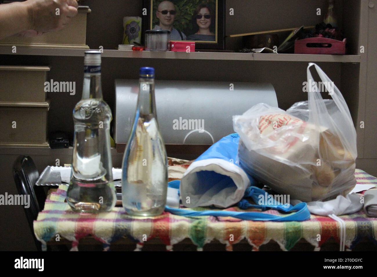 Une collection vibrante de bouteilles et de sacs dispersés sur la table, invitant à être rempli de la promesse d'une nourriture savoureuse et d'un nouvel expert passionnant Banque D'Images