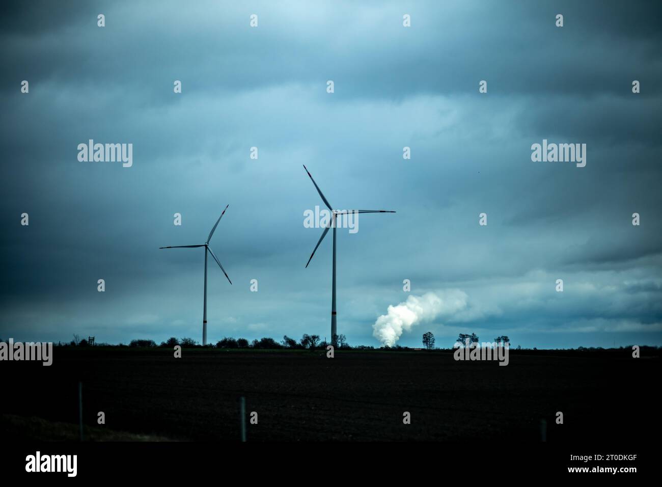 Transition énergétique : éoliennes dans les champs le long de l'autoroute en Allemagne, en arrière-plan lighnite centrales thermiques au charbon Lippendorf pow Banque D'Images