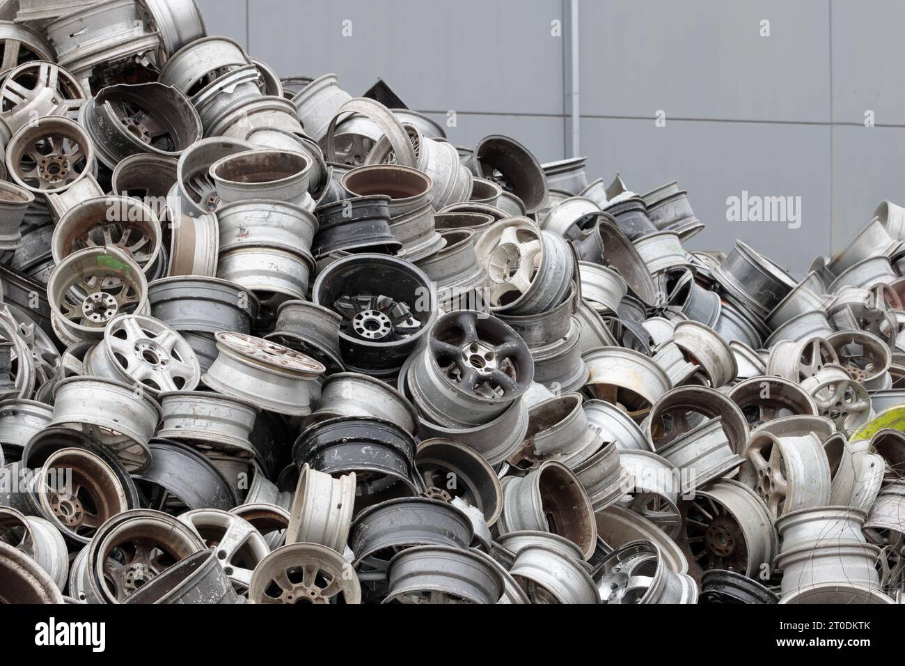 Scrapyard Closeup : jantes en aluminium pour le recyclage. Pile de vieilles jantes de voiture à une décharge de ferraille. Banque D'Images