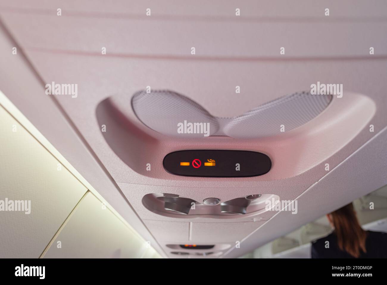 vue de l'indicateur d'interdiction de fumer et de boucler la ceinture de sécurité situé au-dessus de la cabine d'un avion en vol Banque D'Images