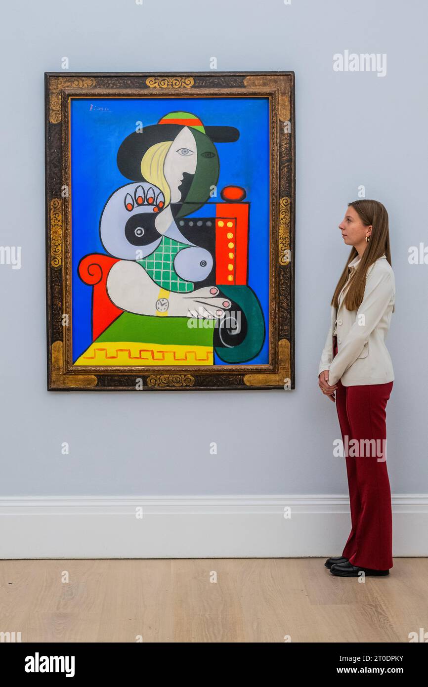 Londres, Royaume-Uni. 6 octobre 2023. Le chef-d'œuvre Femme à la montre de Pablo Picasso en 1932, offert par l'une des plus grandes mécènes et collectionneuses, Emily Fisher Landau, estime que plus de 120 millions de dollars seront vendus à New York mais exposés chez Sothebys à Londres. Crédit : Guy Bell/Alamy Live News Banque D'Images