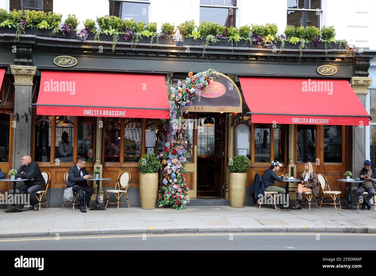 Les gens mangent et boivent à l'extérieur de Chelsea Brasserie sur Fulham Road Londres Angleterre Banque D'Images