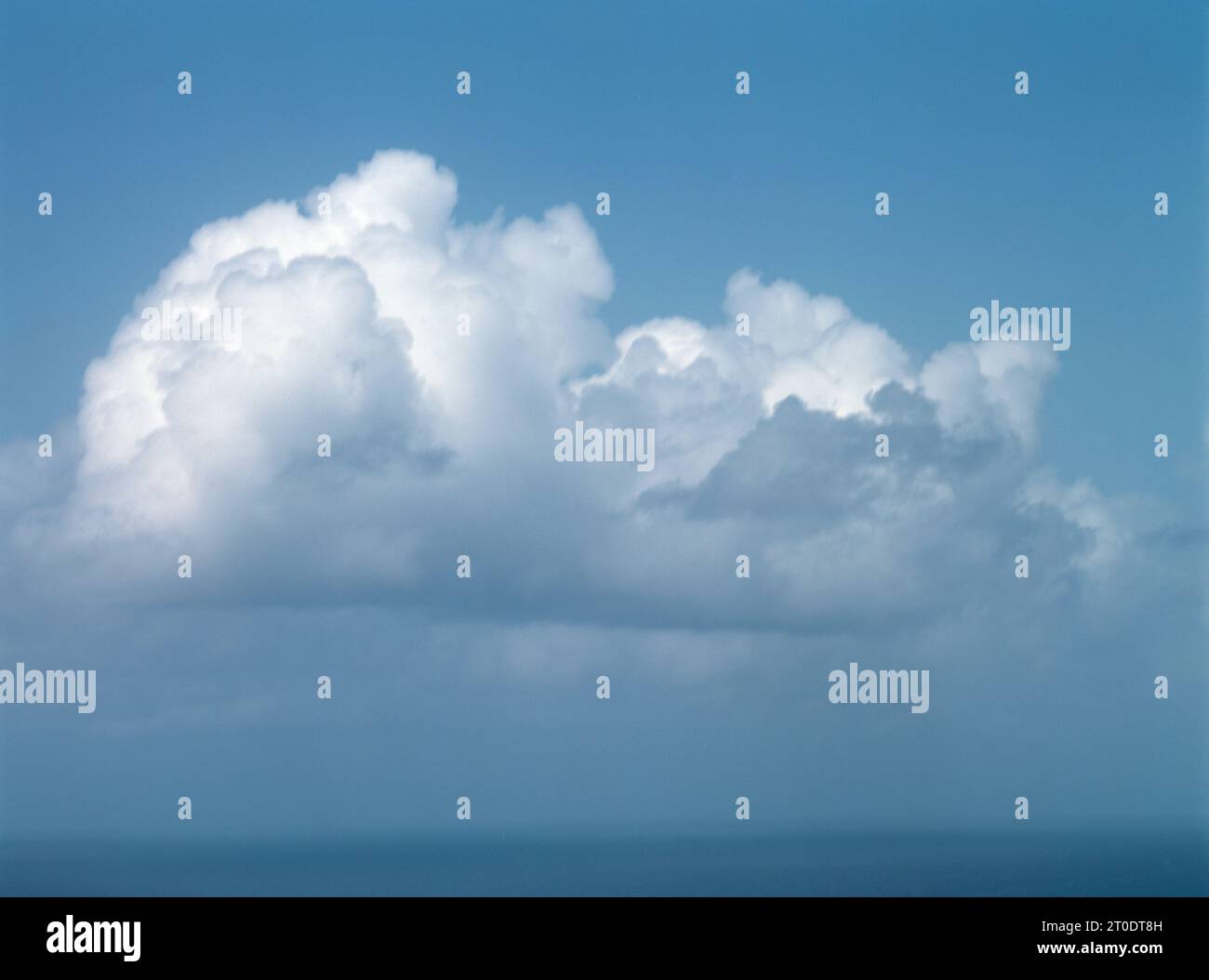 Nuages dans le ciel bleu au-dessus de la mer des Caraïbes Banque D'Images