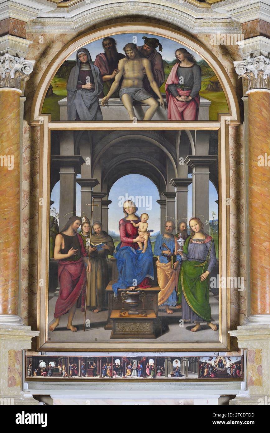 Fano (Italie, Marches. Province de Pesaro-Urbino). Église de Santa Maria Nuova, Pietro Vannucci connu comme il Perugino, retable de Fano (Vierge et enfant avec les saints Jean-Baptiste, Louis de Toulouse, François d'Assise, Pierre et Marie-Madeleine ; Pietà dans le cymatium avec Saint Joseph d'Arimathie et Saint Nicodemus), huile sur panneau, 1488-89 Banque D'Images