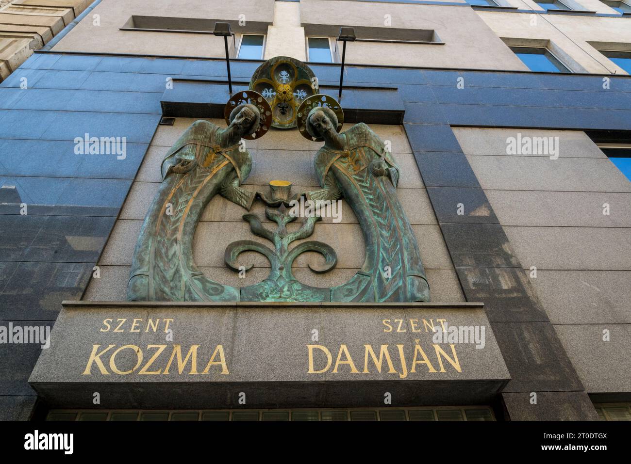 Saints Kozma et Damjan sculpture sur un bâtiment dans le centre-ville de Budapest, Hongrie Banque D'Images