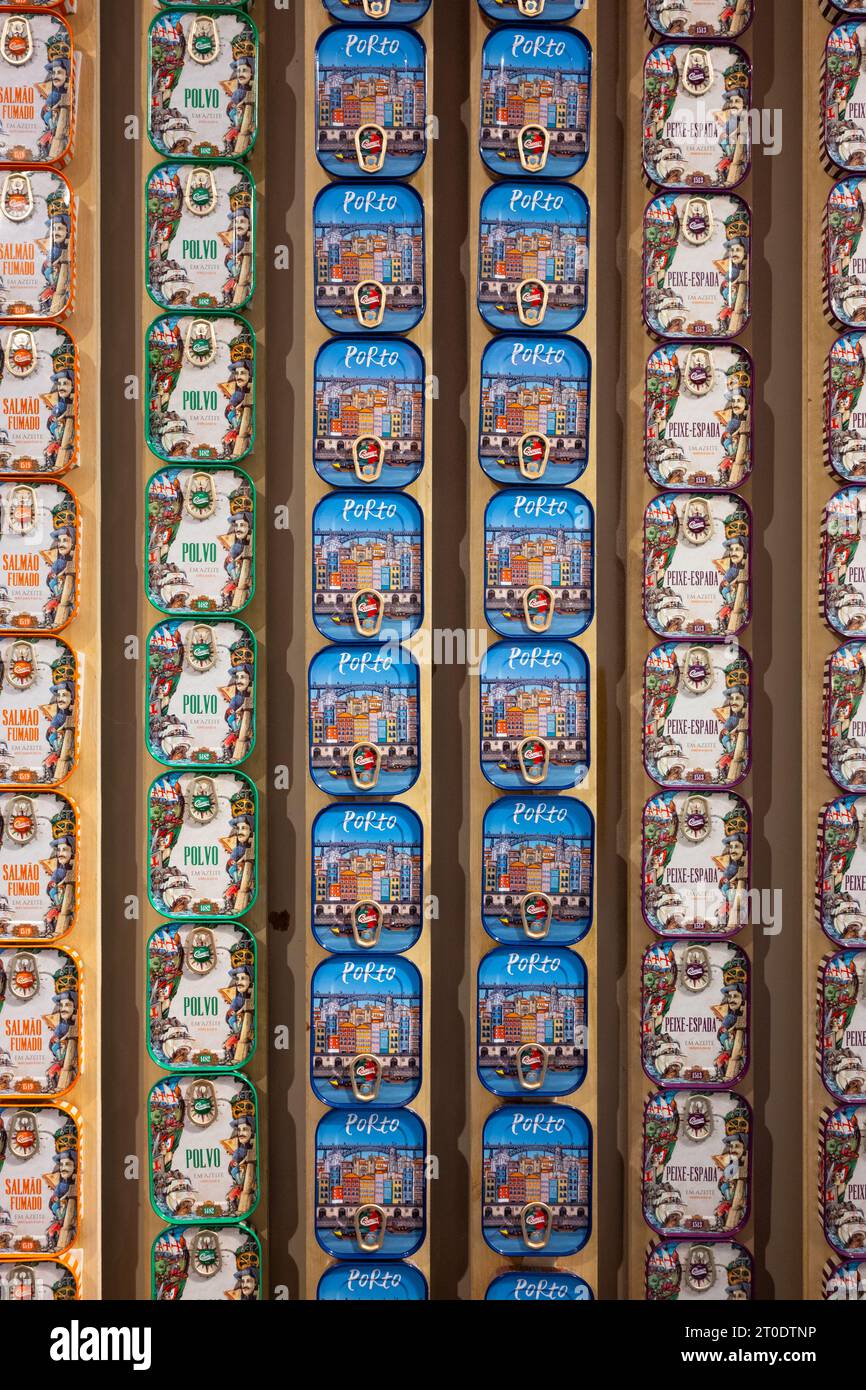 Sardines en conserve portugaises exposées dans la boutique Comur à Porto, Portugal Banque D'Images